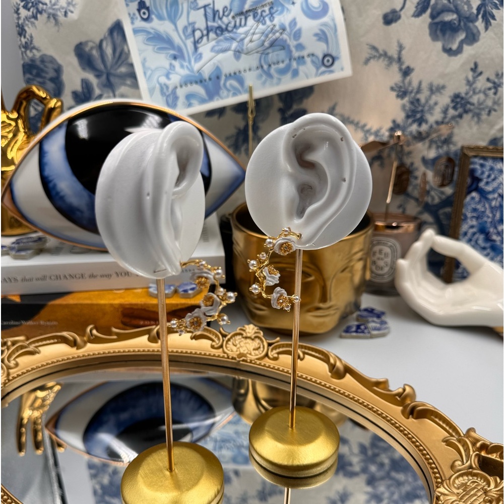 🆕 LES NEREIDES 🧿 NWOT White Rose Branch and Pearls Hoop Earrings - Picture 12 of 15